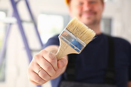 微笑的手臂 工人握着梳洗缝合便利工具植物构造职业员工工厂房子男人石膏图片