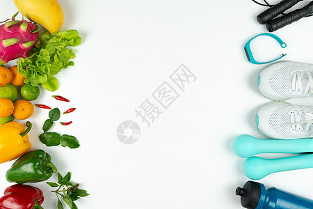 健康的生活方式 食物和运动理念 运动员的装备和白色背景上的新鲜水果图片
