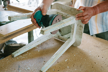 家具的修复 磨制机灰尘男人车轮手套绘画木匠金属房子乡村工人图片