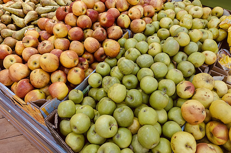 在一个盒子里提取苹果 在超市的柜台上新鲜绿色和红苹果图片