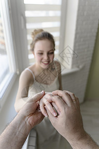 新郎把戒指放在新娘的手指上 婚礼生活男朋友女士女性惊喜结婚幸福男人情怀婚姻图片