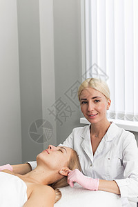 美容师看着镜头 参观美容师和水疗中心 脸上带着微笑的可爱美容师直视镜头图片