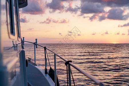 日落时在公海航行的白色游艇甲板蓝色自由血管海洋探索旅游冒险海景帆船日出图片