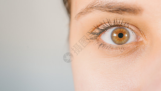 带隐形眼镜的人眼宏观图像 女人的眼睛特写 长着睫毛膏的人眼 化妆品和化妆视网膜光学棕色角膜反射眼皮眼球镜头女性承包图片