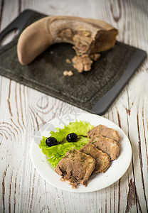 煮牛肉舌头切成盘子小吃桌子熟食动物饮食烹饪厨房香料营养叶子图片