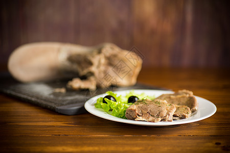 煮牛肉舌头切成盘子熟食营养猪肉桌子饮食蔬菜厨房午餐沙拉香料图片