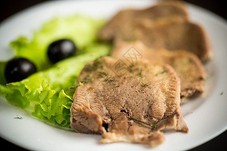 煮牛肉舌头切成盘子饮食叶子熟食香料桌子沙拉美食动物餐厅厨房图片