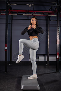 在健身房做平台运动的亚洲妇女女士女性活力运动员重量精力运动装训练俱乐部专注图片