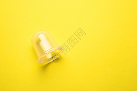 黄色背景影印设备上的真空体按摩器 关于按摩的一篇文章皮肤消脂温泉蜂窝美容保温杯真空药品卫生治疗图片