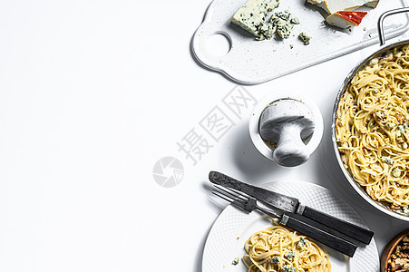 意大利面酱配奶油蓝芝士酱和核桃 意大利自制食品 一道美味的素食菜肴的概念 白色背景 顶视图 复制空间图片