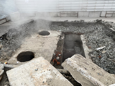 供暖管道修理 蒸气流量受损的地下管道 以及输油管损害绝缘技术工程气体力量泄漏地面基础设施替代品图片