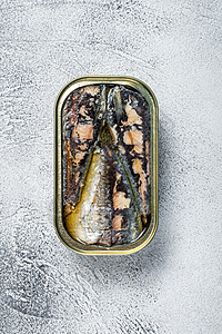 含橄榄油的沙丁鱼罐头打开 白背景食物乡村鱼片白色西鲱黑色小吃熏制美食午餐图片