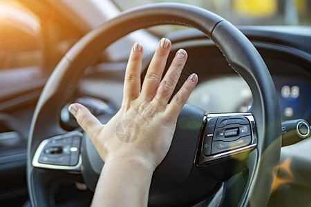 手按着一个现代汽车方向盘的角 没有脸情感驾驶运输危险车轮事故警告按钮信号控制图片