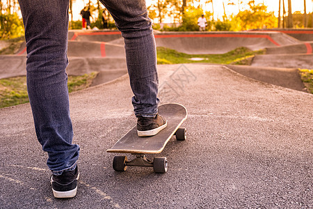 滑板车在水泵轨道公园上练习速度闲暇成人运动鞋木板青年街道男性男人滑板图片