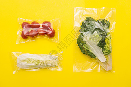 沙拉晚宴套餐 生菜 西红柿 花粉卷心菜 以黄色背景送食物用于晚餐的套餐 我在家做饭平铺午餐生活方式成套厨房自助餐服务营养包装塑料图片