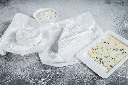 厨房餐桌 布利 卡门特 戈贡佐拉和蓝奶油乳酪上的各种奶酪种类 白背景乡村羊乳拼盘小吃美食家桌子坚果食物烹饪核桃图片