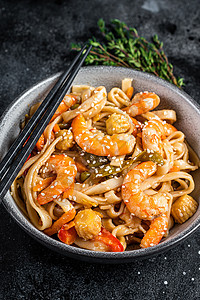 碗里有虾虾虾面条 黑背景 顶端视图 H黑色芝麻香料蔬菜烹饪盘子炒锅平底锅海鲜午餐图片