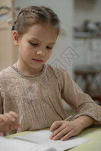 一个穿着米色衣服的深黑金发女孩 正在做功课历史建筑建筑学城市灯光天空市中心风景祖国首都图片