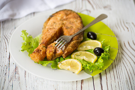 盘子里的炸鲑鱼和柠檬饮食草药炙烤营养桌子美食厨房香菜用餐养分图片