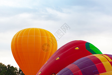 3个气球对着云彩的天空图片