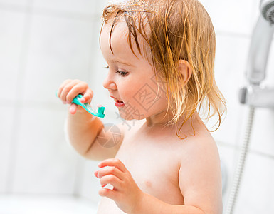 婴儿在浴室里男生童年孩子牙膏卫生幸福打扫快乐女孩牙科图片