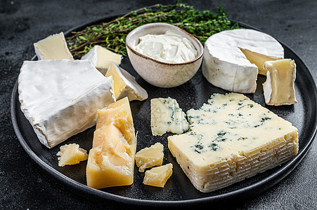 法国奶酪板 卡门特 布里 戈尔贡佐拉和蓝奶油奶酪 黑色背景食物熟食坚果小吃美食家奶制品拼盘乡村羊乳桌子图片