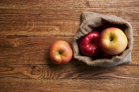 木制餐桌上的苹果 维他命 新鲜果子有机团体水果木头花园农业桌子饮食甜点营养小吃图片