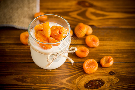 一杯有干杏子的杯子里自制甜酸奶甜点桌子食物水果营养小吃牛奶玻璃产品早餐图片