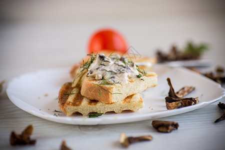 炸面包面包和奶酪 在木制桌上的煮干蘑菇小屋桌子木头营养食物美食厨房盘子奶制品早餐图片