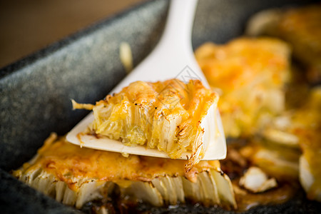 奶粉中的白菜 以乳酪烘烤在表格中草药小吃饮食食谱桌子面糊营养早餐叶子午餐图片