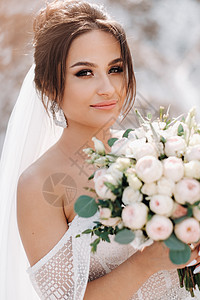 美丽的新娘穿着婚纱 在盐山顶上捧着一束花 一位迷人的年轻新娘 一头卷发 婚礼当天 没有新郎的新娘的美丽画像发型女士裙子旅行结婚日图片
