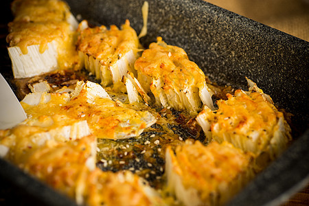 奶粉中的白菜 以乳酪烘烤在表格中美食蔬菜香料烹饪桌子早餐牛扒面糊小吃午餐图片