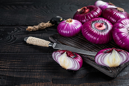 切入板上的整半红色红甜洋葱 黑木本背景 顶部视图 复制空格植物白色皮肤食物洋葱香料紫色黑色蔬菜烹饪图片