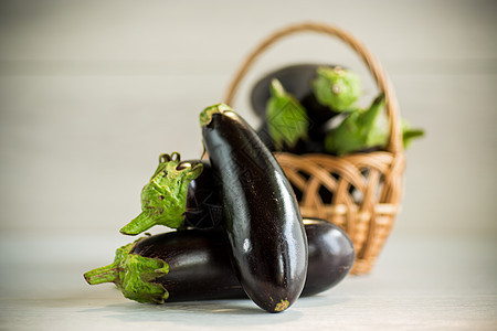 木制背景的成熟紫色茄子烹饪农场桌子食物篮子蔬菜农业木头生产园艺图片