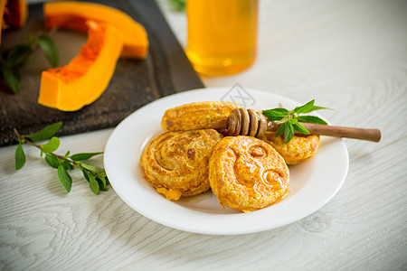 甜甜的红瓜南瓜煎饼 盘子里有蜂蜜美食午餐油炸饮食厨房糖浆甜点饼子烹饪早餐图片