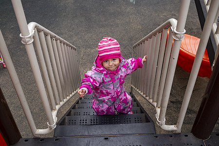 身穿雪衣的幼儿婴儿 秋冬 寒季或秋日;在寒季或秋天图片