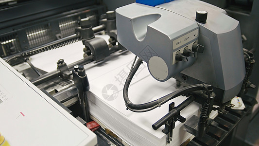 在印刷厂 测谎仪业工作的机器     清洁设备 前视图片