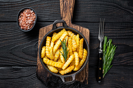 薯条炸土豆锅 黑色木质背景 最佳视图黄色烤箱午餐金子白色土豆垃圾育肥蔬菜小吃图片
