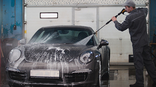 汽车维修的机械设备是用水管洗运动车 用水龙头在板上洗运动车图片