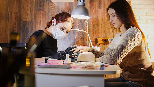 医学面罩指甲大师 为白咖啡家模特 化妆沙龙做专业修指甲图片