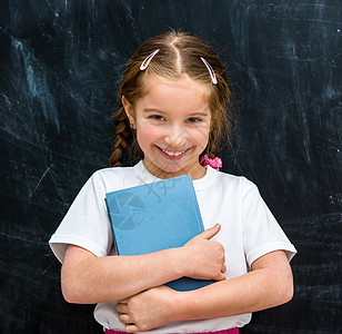 有书在手的小女孩教育教学小学生木板童年微笑幸福空白课堂班级图片