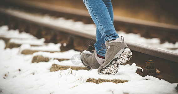 冬天的靴子铁路女士时间皮革假期火车车站女孩旅行女性图片
