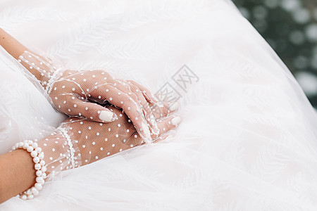 公园瀑布附近新娘手戴白色透明手套的特写镜头 自然公园里穿着婚纱和网状手套的模特 白俄罗斯图片