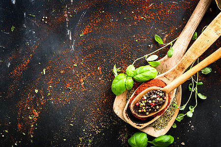 含有香料和草药的木制勺子灰尘辣椒芳香胡椒味道植物烹饪调味品食物桌子图片