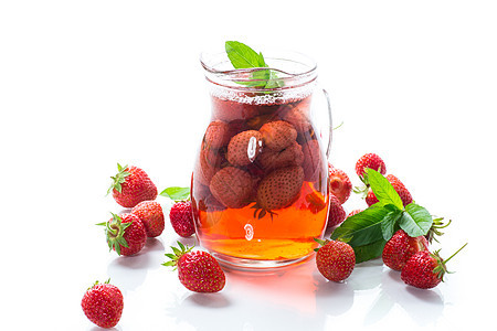 甜美的清凉果莓 装着成熟的草莓工作室果汁乡村水果营养浆果桌子甜点美食收藏图片