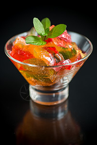玻璃杯中彩色甜果冻图层饮食勺子水果食物糖果橙子甜点美食小吃图片