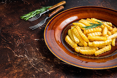 薯条薯条或硬盘中的薯片 暗底背景 顶部视图 复制空间黄色白色小吃午餐油炸烤箱黑色蔬菜金子食物图片