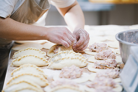 厨师在面包店亲手制作肉馅饼图片