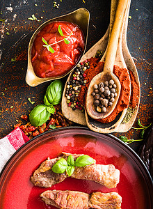 烤肉加番茄酱和香料烹饪桌子烧烤粉末胡椒地面芳香香气胡椒子叶子图片
