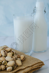 用于膳食营养的开心果无乳糖牛奶 替代食物和素食主义 一杯健康的开心果牛奶站在混凝土背景上 饮食牛奶 素食 不含麸质瓶子活力饮料乳图片